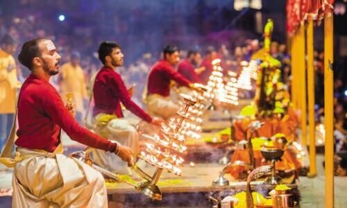 Ganga-Aarti-at-Dashashwamedh-Ghat-500x344